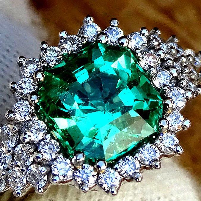 Emerald diamond ring - Shilat