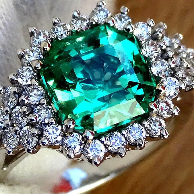 Emerald and diamond ring set in 14 kt solid white gold - Shilat