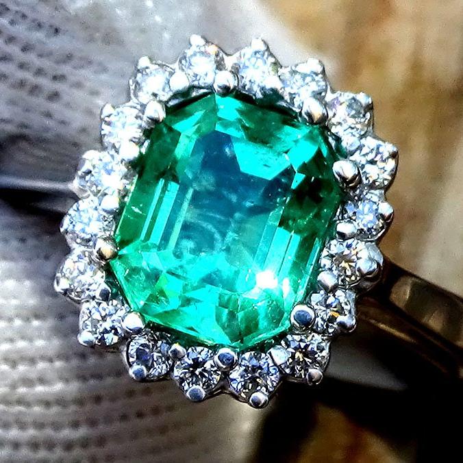 green emerald and 18 diamond ring - Shilat