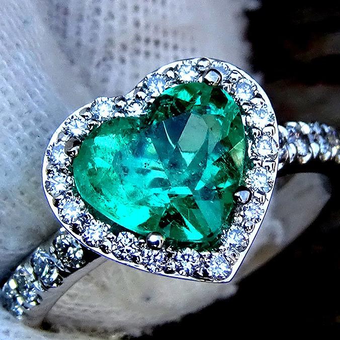 Green Emerald and diamond ring - Shilat