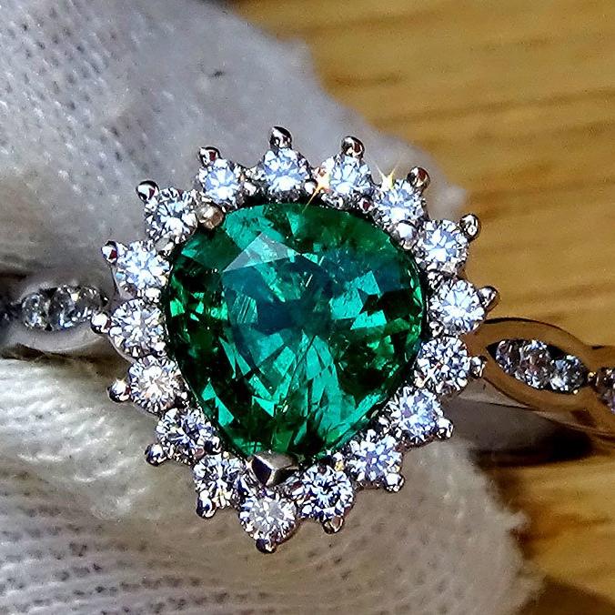 Green Emerald and diamond ring 18k - Shilat