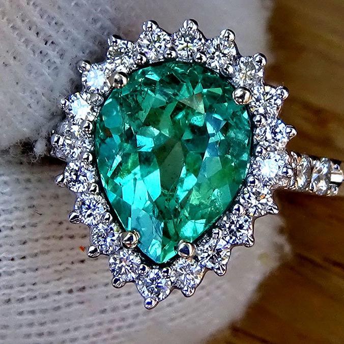 Green Emerald and diamond ring - Shilat