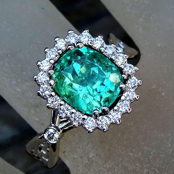 Green Emerald ring 18k - Shilat