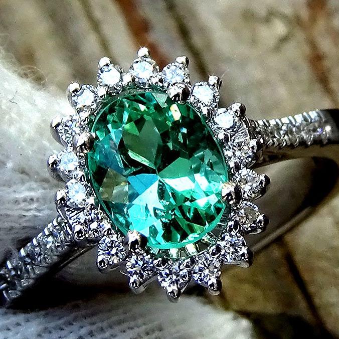  Green Emerald and diamond ring  - Shilat