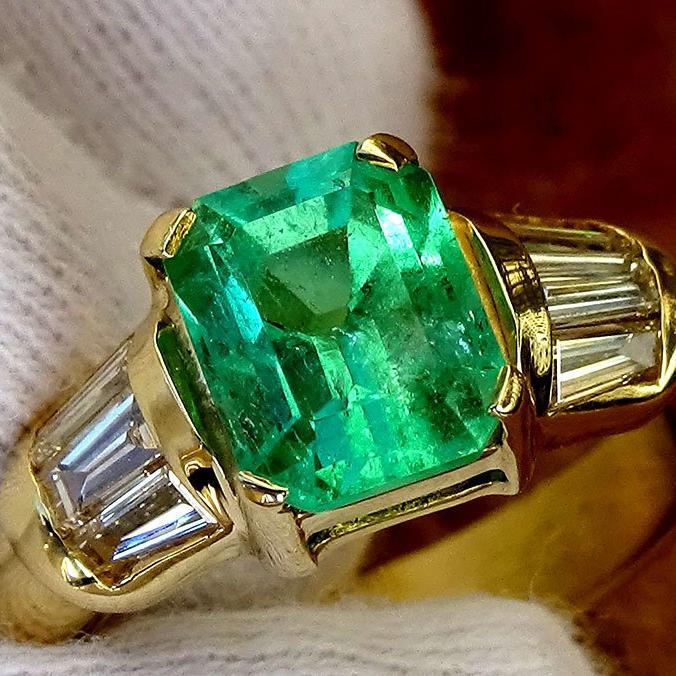 green emerald ring 