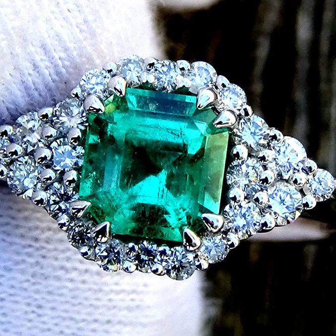 green emerald ring white gold