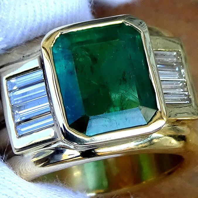 green emerald diamonds ring 