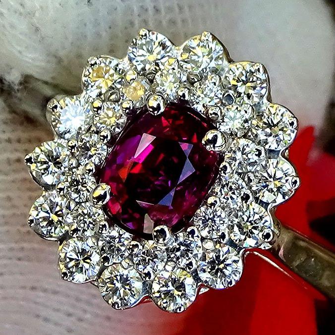 Natural Red Ruby and diamond ring  18 kt solid white gold - Shiat