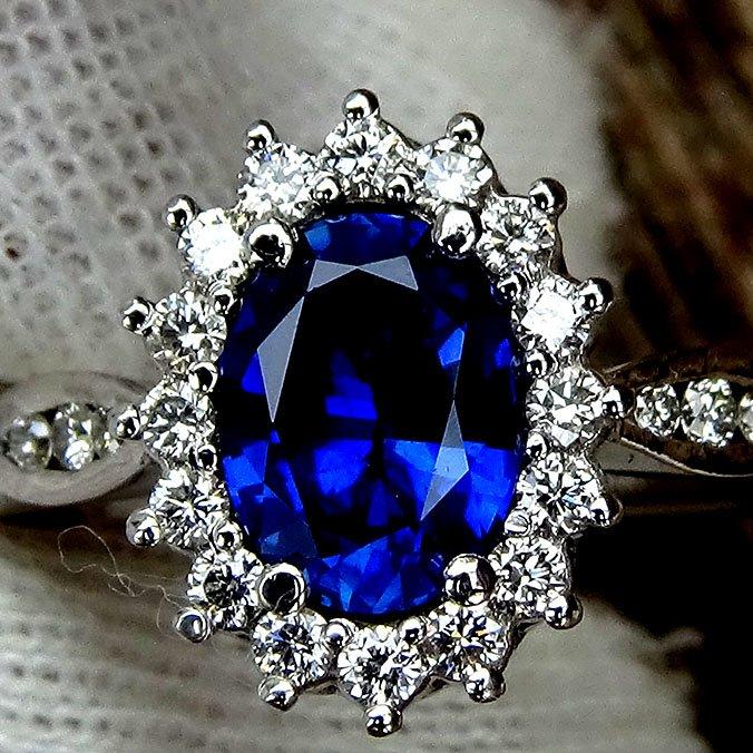 Royal blue sapphire and diamond 18kt gold ring - Shilat